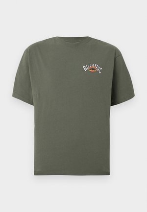 Olivgrünes Kurzarm-T-Shirt mit kleinem weißem und orangefarbenem Billabong-Logo auf der linken Brust.