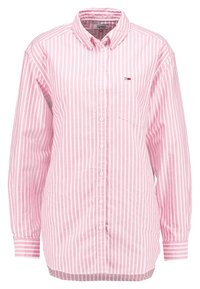 Roze gestreepte langekoummershirt met een button-down kraag, een voorzak en een merklogo op de linkerborst. Van katoen.