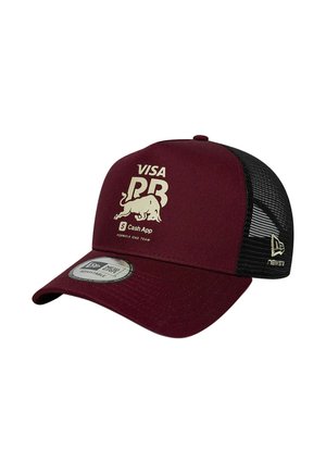 Bordeauxrote und schwarze Baseballkappe aus Mesh mit beigen Visa-, RB-, Cash App- und New Era-Logos, verstellbare Passform und gebogener Schirm.