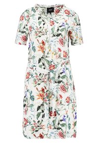 Vestido de estampado floral con base blanca, mangas cortas, escote redondo y cinturón atado a la cintura. Presenta flores coloridas y hojas verdes.
