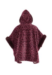 Rózsaszín flízel poncsó sötét leopardmintával, kapucnival és barna műszőrme díszítéssel a széleken és a csuklóknál.