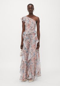 Maximekir dress in kevyessä, läpikuultavassa kankaassa, jossa on yhden olkapään muotoilu, pehmeä vaaleanpunainen ja sininen kukkakuosi, röyhelöpäät ja virtaava siluetti.