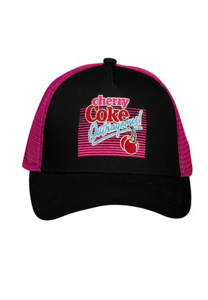 Casquette trucker noire et rose avec le texte "Cherry Coke Outrageous !" et un graphique de cerise sur le panneau avant.