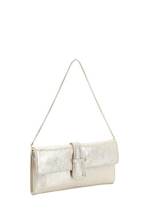 Metallic silberne Clutch mit einem vorderen Riemen und dünnem Ketten-Schulterriemen, vor weißem Hintergrund präsentiert.