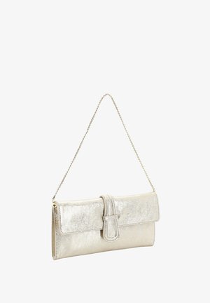 Metallic silberne Clutch mit einem vorderen Riemen und dünnem Ketten-Schulterriemen, vor weißem Hintergrund präsentiert.