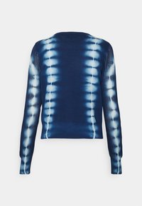 Strickpullover in dunkler Marinefarbe mit Batikmustern in Hellblau. Lange Ärmel mit strukturierten Akzenten und Rundhalsausschnitt.