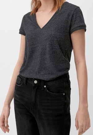 Gray, short-sleeve V-neck t-shirt made of soft fabric. Paired with black jeans featuring a silver button and five-pocket design.
