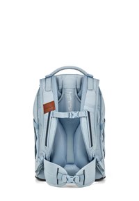 Mochila azul claro con correas acolchadas, un panel trasero de malla y un acento de cuero. Incluye hebillas ajustables y múltiples compartimentos.