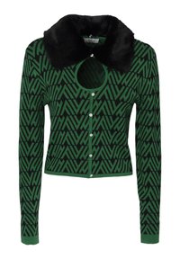 Grüner und schwarzer gemusterter Pullover mit einem Kunstfellkragen, offenem rundem Vorderteil, tailliertem Design und perlenähnlichen Knöpfen entlang der Mitte.