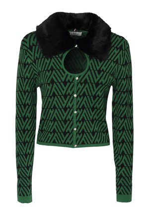 Suéter de tejido verde y negro con un cuello de piel sintética, frente circular abierto, diseño ajustado y botones en forma de perla a lo largo del centro.