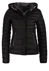 Sort pufferjakke med hætte, som kan lukkes med lynlås, vandret kviltet mønster og to sidelommer med lynlås. Har en knappet lukning foran og logo-detalje.