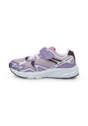 Des chaussures de sport en maille violette et blanche avec une sangle Velcro, une surface texturée et un design incurvé avec des accents contrastants.