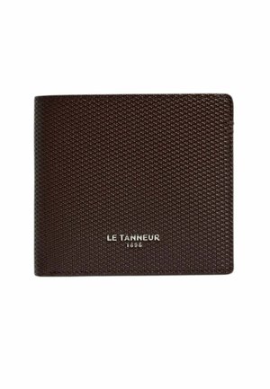 Portafoglio in pelle marrone texturizzata con logo "LE TANNEUR 1898" in argento centrato sulla parte anteriore su sfondo bianco.