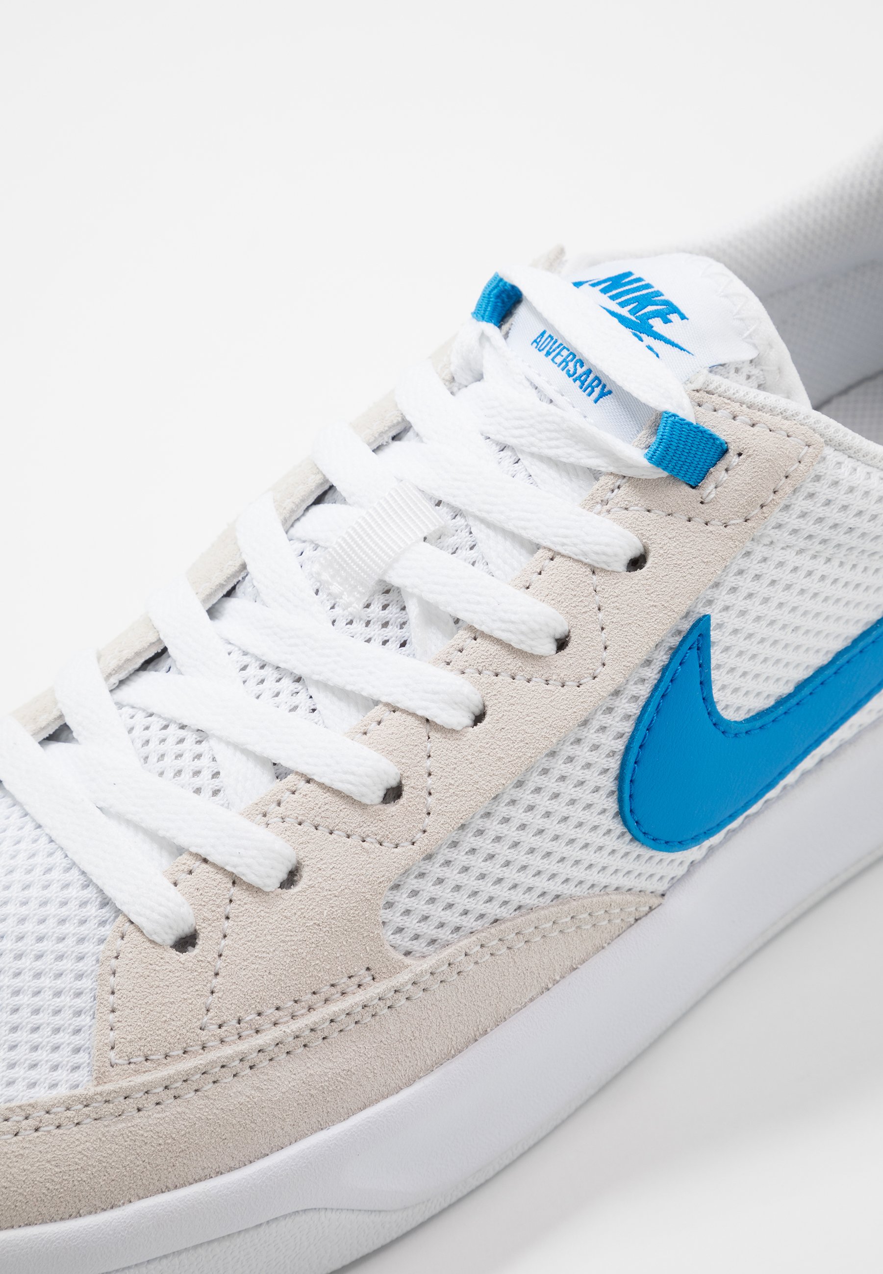 nike sb adversary trainers in cream and blue