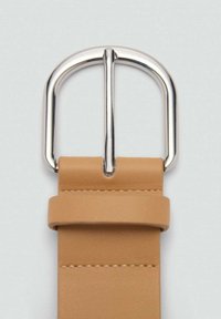 Tan læderbælte med en sølv rektangulær spænde, der har en glat overflade og en syning, hvor spændet er fastgjort.