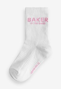 Biele bavlnené ponožky s rebrovanou textúrou, zaoblenou špičkou a textom "BAKER" v ružovej farbe na boku. Navrhnuté na každodenné nosenie.