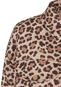 Chaqueta de camisa con estampado de leopardo, que presenta un tejido suave, un gran cuello, detalles de botones y dos bolsillos frontales en tonos marrones y beige.