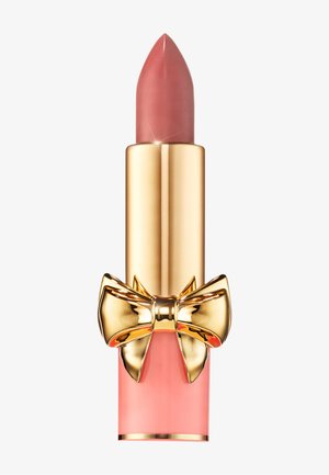 Lippenstift in einer goldenen und pinken Hülle mit einer Schleifenakzent. Der Stift ist ein sanftes Pink mit einer spitzen Spitze und hat ein glänzendes Finish.