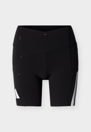 Μαύρα αθλητικά σορτς με ψηλή μέση, πλαϊνές τσέπες, διακριτικές πορτοκαλί ραφές και λευκό γεωμετρικό σχέδιο στο αριστερό μηρό.