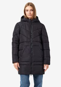 Manteau en duvet noir avec capuche, présentant une fermeture éclair à l'avant, un motif en chevrons matelassé et deux poches latérales. Fabriqué en un matériau lisse et résistant à l'eau.