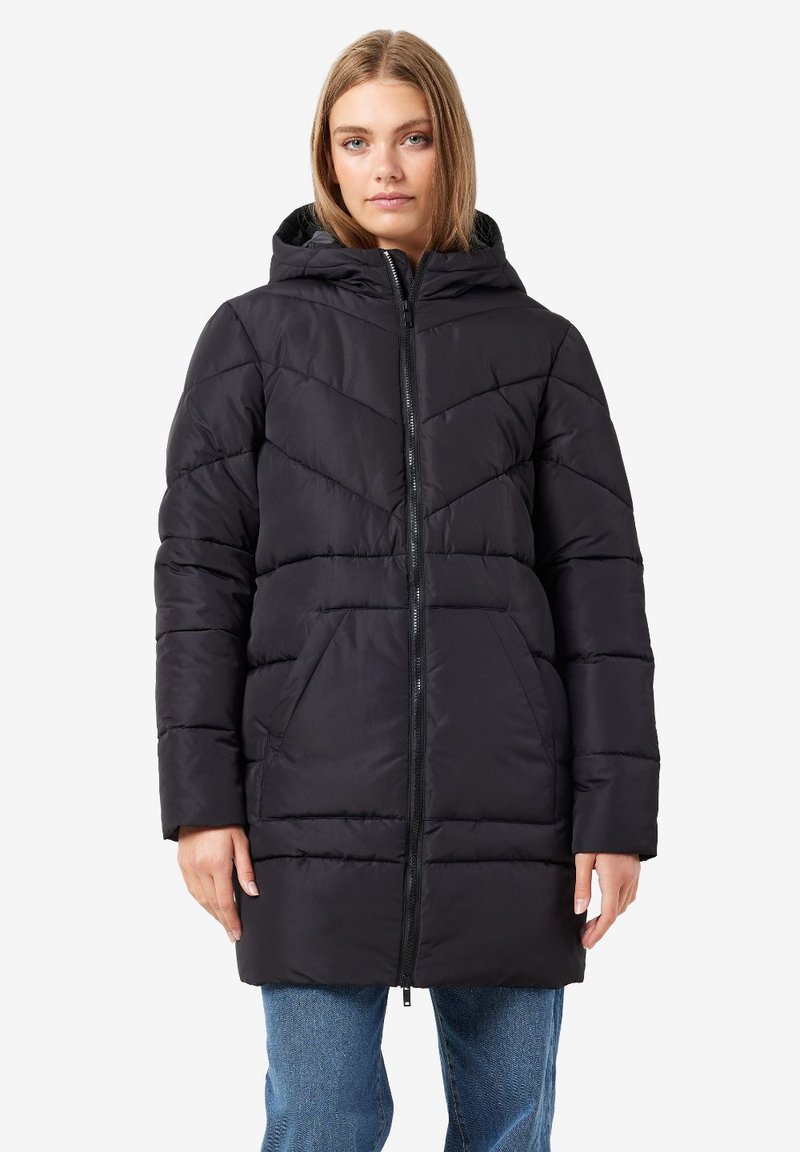 Manteau en duvet noir avec capuche, présentant une fermeture éclair à l'avant, un motif en chevrons matelassé et deux poches latérales. Fabriqué en un matériau lisse et résistant à l'eau.