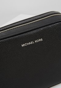 MICHAEL Michael Kors JET CAMERA - Rankinė per petį - black