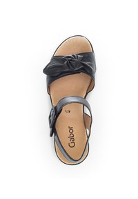 Sandale noire en cuir avec un détail de bride nouée, design à bout ouvert et boucle à la cheville. Présente une semelle intérieure beige avec le logo 'Gabor'.