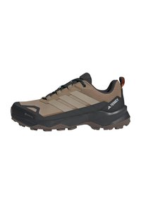 Lekkie brązowe i czarne buty trekkingowe z siateczkową cholewką, oznaczeniem GORE-TEX, grubą podeszwą oraz wzorem bieżnika zapewniającym trwałość i przyczepność.