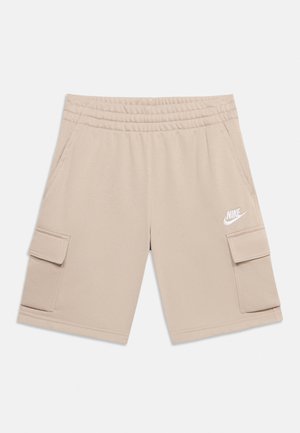 Shorts Nike beige avec taille élastique, poches latérales, poches cargo sur les jambes et logo Nike blanc sur la jambe gauche.