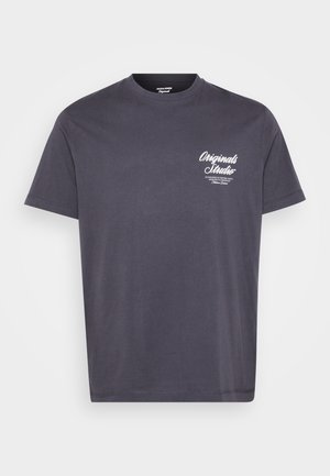 T-shirt de algodão cinza escuro com gola redonda, mangas curtas e texto impresso em branco no lado esquerdo do peito. Corte padrão com uma textura suave.