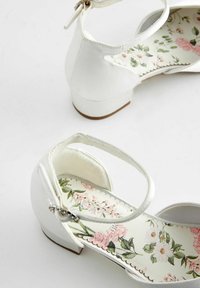 Next OCCASION STANDARD - Ballerine con cinturino - white satin stain resistant bridesmaid