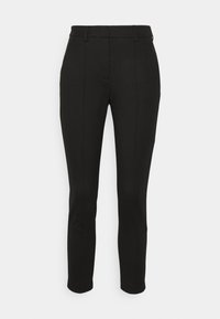 Pantalon noir slim coupe cheville avec passants de ceinture et plis sur le devant, fond blanc.