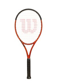 Tennisracket met een rood en zwart frame, gestructureerde zwarte grip en witte snaren met een opvallend rood "W"-logo op de voorkant.