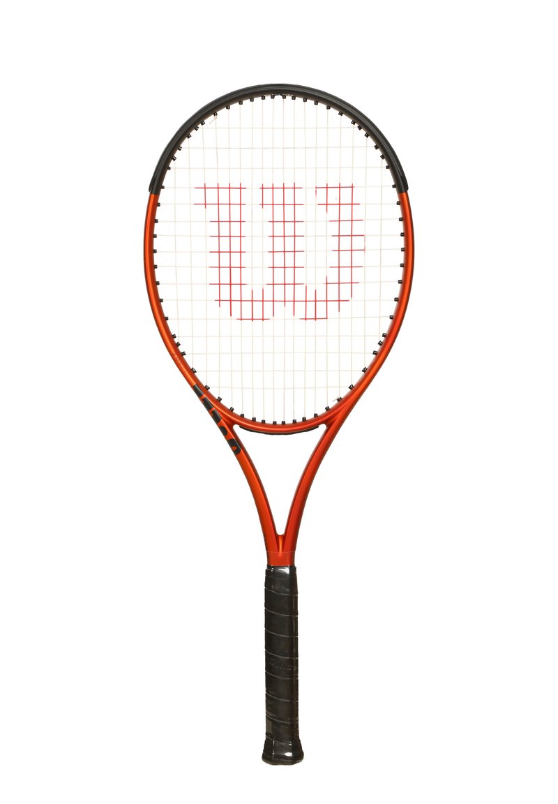 Tennisracket met een rood en zwart frame, gestructureerde zwarte grip en witte snaren met een opvallend rood "W"-logo op de voorkant.