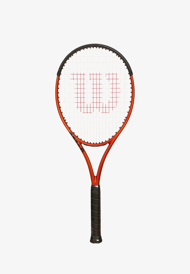 Tennisschläger mit einem rot-schwarzen Rahmen, strukturiertem schwarzen Griff und weißen Saiten, die ein auffälliges rotes "W"-Logo auf der Schlagfläche aufweisen.