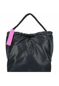 Sac en simili cuir noir avec un haut froncé, une poign�ée tressée et une étiquette rose vif. Il présente une texture douce et une silhouette ample.
