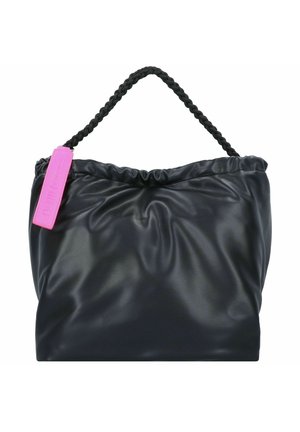 Sac en simili cuir noir avec un haut froncé, une poignée tressée et une étiquette rose vif. Il présente une texture douce et une silhouette ample.