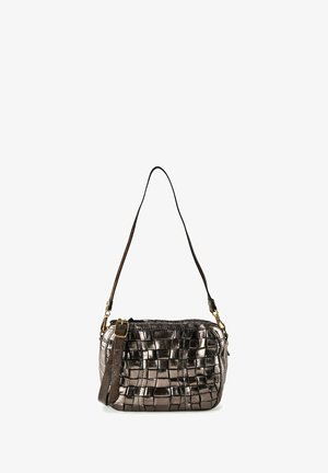 Metalen zilveren schoudertas met een gestructureerd, geweven patroon. Voorzien van een afneembare riem en goudkleurige hardware accenten.