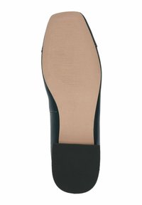 Punta di scarpa in pelle nera con una superficie in gomma beige testurizzata, presenta un piccolo tacco e scanalature per la presa. Taglia indicata: 37.