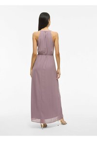 Robe maxi en mauve clair, avec une taille cintrée, sans manches, et un détail de dos en trou de serrure. Tissu soyeux et fluide avec une texture douce.