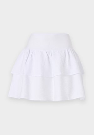 Bílá vrstvená sukně vyrobená z lehké tkaniny, s volným designem, elastickým pasem a dvěma řasenými vrstvami.