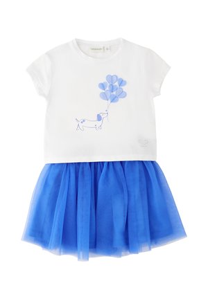 Vestito bianco a maniche corte con gonna in tulle blu, con un bassotto che tiene palloncini blu a forma di cuore sul petto.
