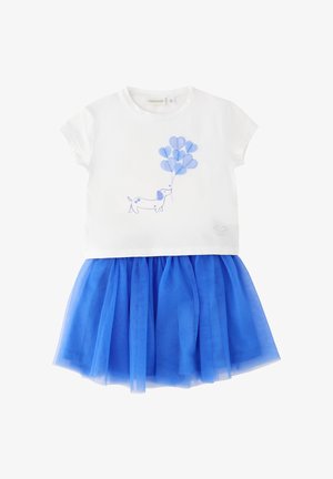 Vestito bianco a maniche corte con gonna in tulle blu, con un bassotto che tiene palloncini blu a forma di cuore sul petto.