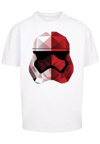 Biela tričko s geometrickým červeným a bielym dizajnom helmy stormtroopera, doplnené čiernymi akcentmi a ostrými, uhlovými tvarmi.