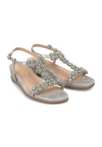 Sandali argento con tacco a zeppa, caratterizzati da un design floreale abbellito con strass. Materiale morbido con una soletta imbottita e confortevole.