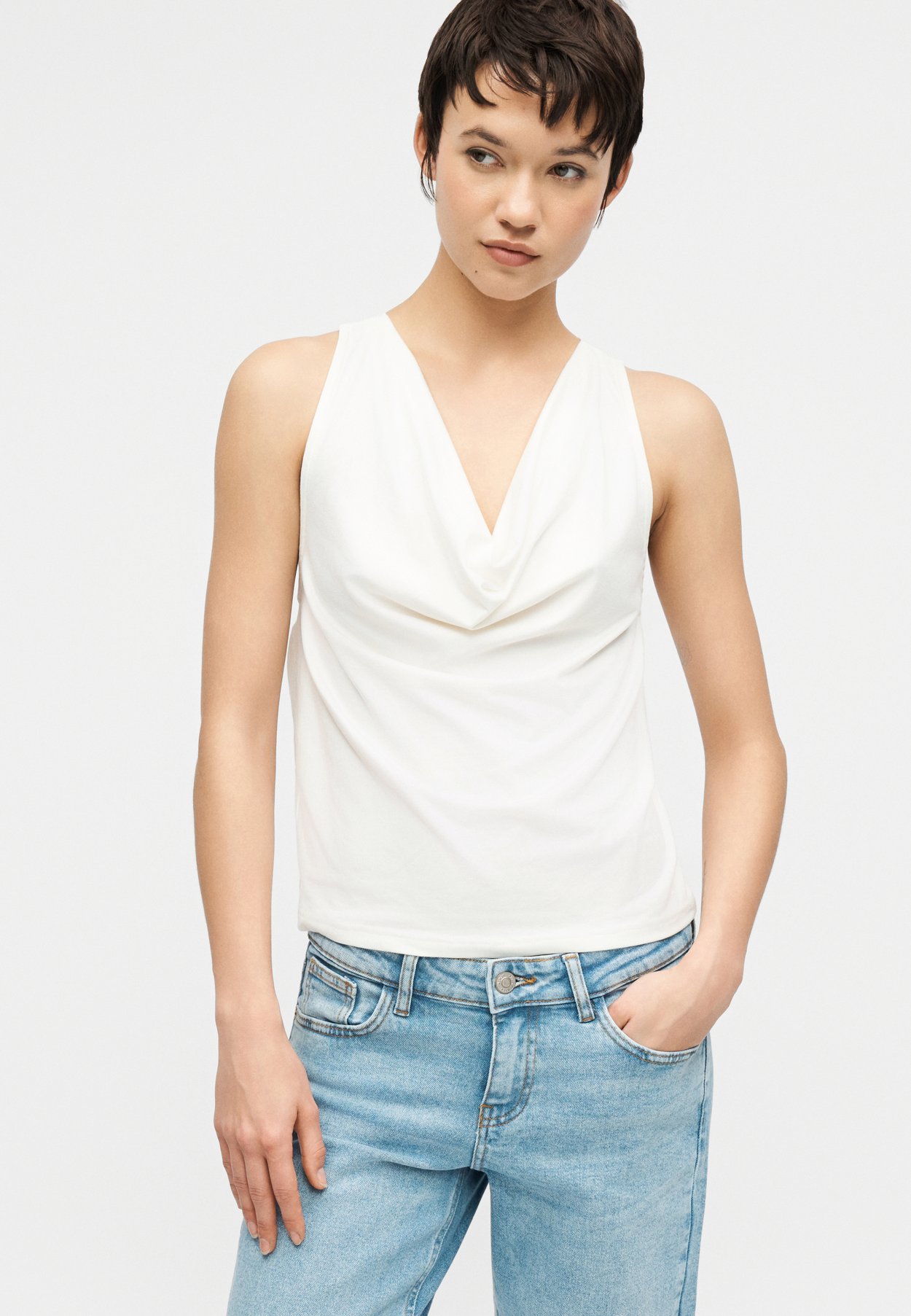 ONLLIVA DEEP NECK