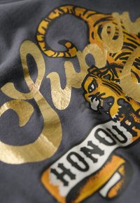 Superdry & Co TATTOO SCRIPT - T-shirt print - ebony