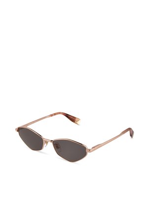 Lunettes de soleil avec monture en métal rose doré, verres teintés foncés hexagonaux irréguliers et embouts de branches marron à motifs.