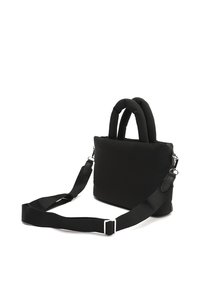 Borsa nera imbottita con due manici superiori e una tracolla staccabile. Presenta una texture liscia e una forma rettangolare. Accenti minimali.