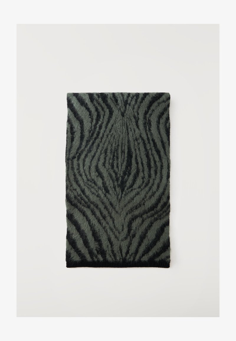 Écharpe rectangulaire gris foncé avec un motif de rayures de zèbre noires, texture douce et duveteuse, posée à plat sur un fond blanc.